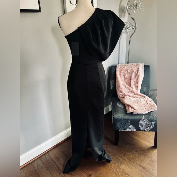 Black Halo Egan One Shoulder Gown - Picture 9 of 14